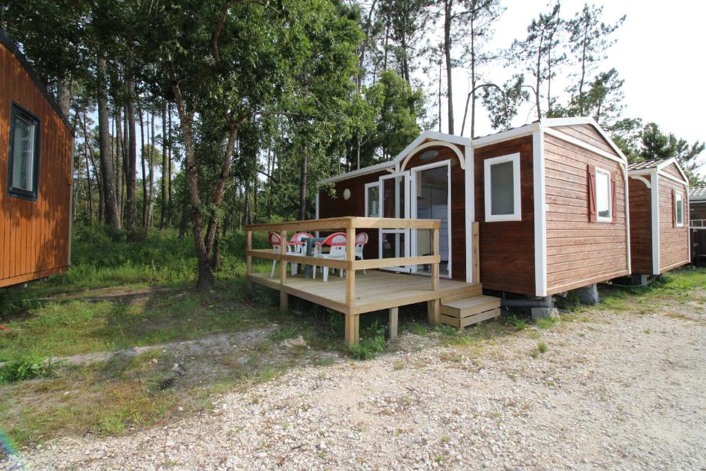 Ein paar winzige Häuser auf einem Feld in der Unterkunft Land's Hause Bungalows par La Conciergerie Française Emplacement S5 in Pataias