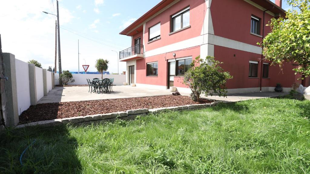 Una casa con una mesa y sillas delante de ella. en Casa do Carrexal, en Morán