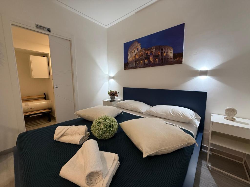 une chambre avec deux lits avec des serviettes dessus dans l'établissement Nest Love collazia Roma 900mt dal Colosseo, à Rome