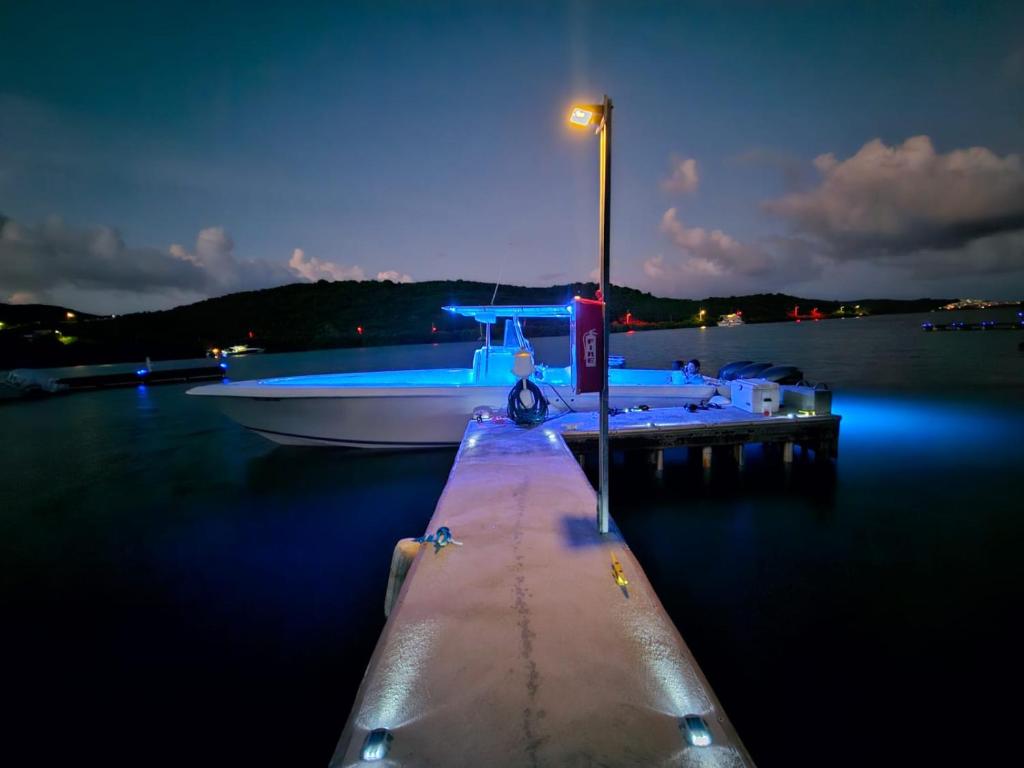una barca è ormeggiata in un molo in acqua di notte di Always Summer Inn Bay Front a Culebra