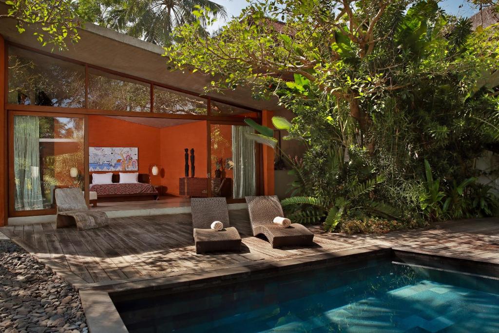 een huis met een zwembad en een woonkamer bij Umah Tampih Luxury Private Villa - CHSE Certified in Ubud
