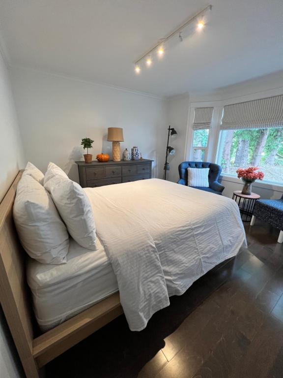 ein Schlafzimmer mit einem großen Bett mit weißer Bettwäsche in der Unterkunft LF Guesthouse in Nanaimo