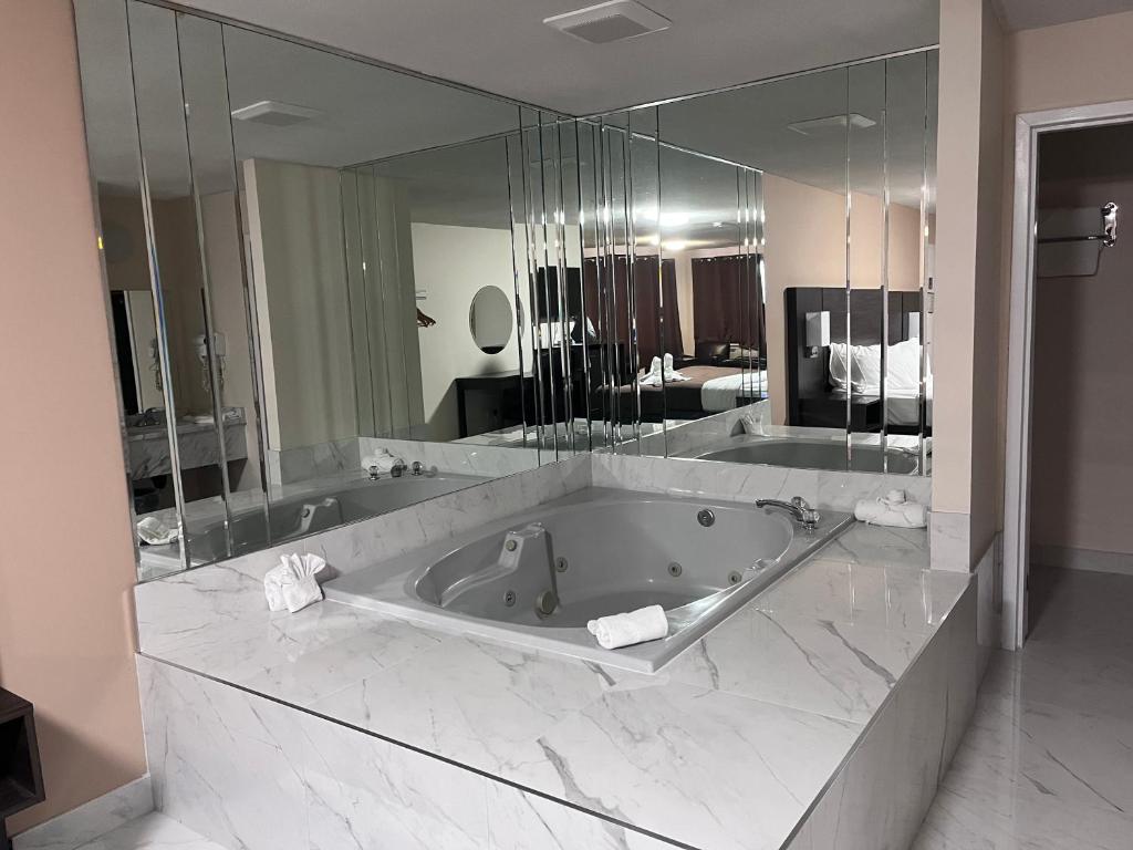 Falls Lodge & Suites - Resim 8