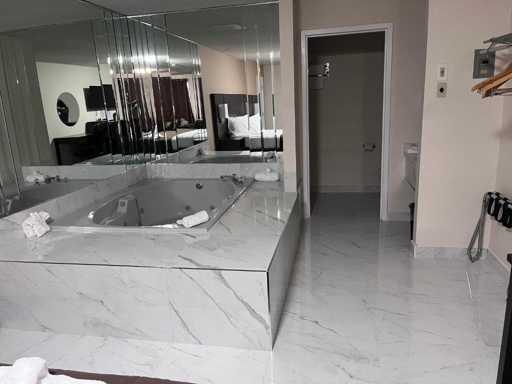 Falls Lodge & Suites - Resim 13