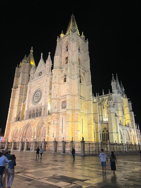 un grand bâtiment avec une tour d'horloge la nuit dans l'établissement MAGIC II a 30 segundos de la Plaza Mayor y 1 minuto de la Catedral, à León