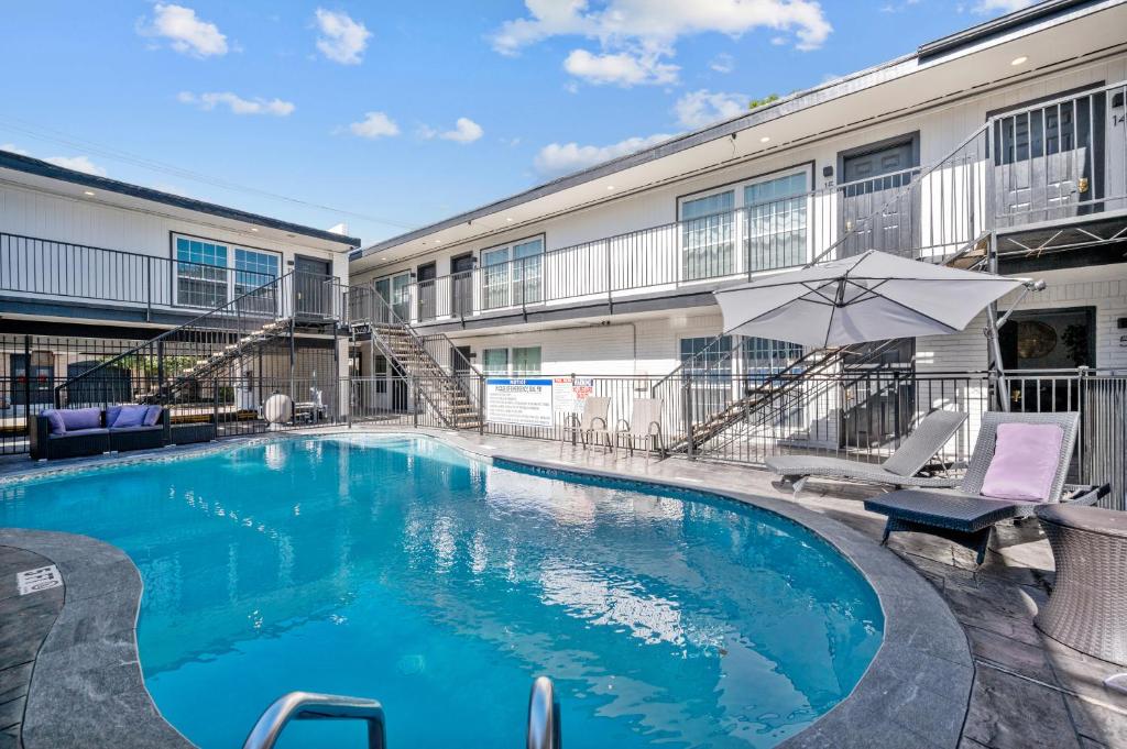 Swimmingpoolen hos eller tæt på Chic & Cozy Montrose Apt with Pool & Parking