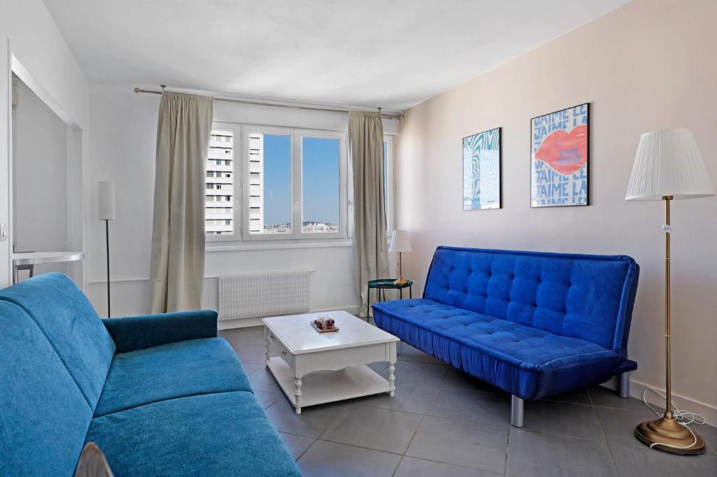 un salon avec un canapé bleu et une table dans l'établissement Confort & Calme 5 pers Rue des Mariniers, à Paris