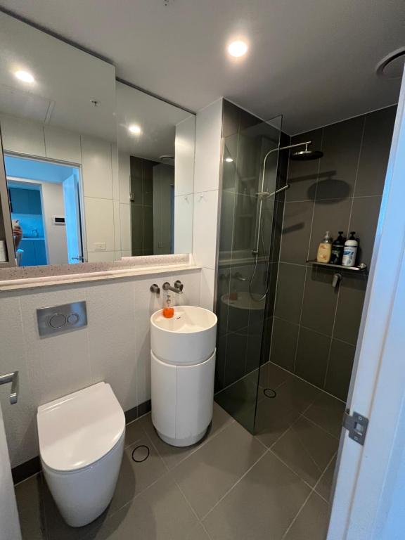 Phòng tắm tại City Central 2Bed 2Bath Garage