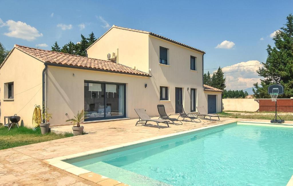 una villa con piscina frente a una casa en Maison Avec Piscine Privée, en Monteux