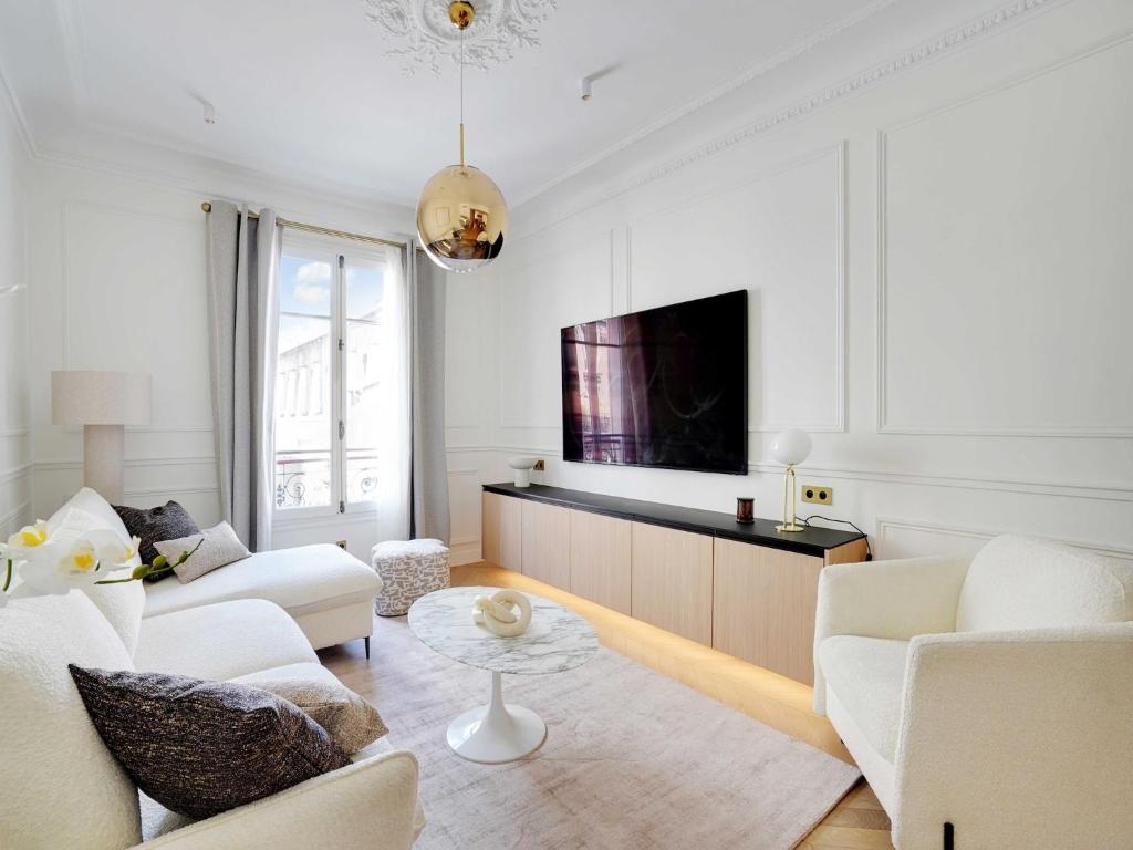 Elegant A C Apt 2BR 6P Paris 17th Monceau