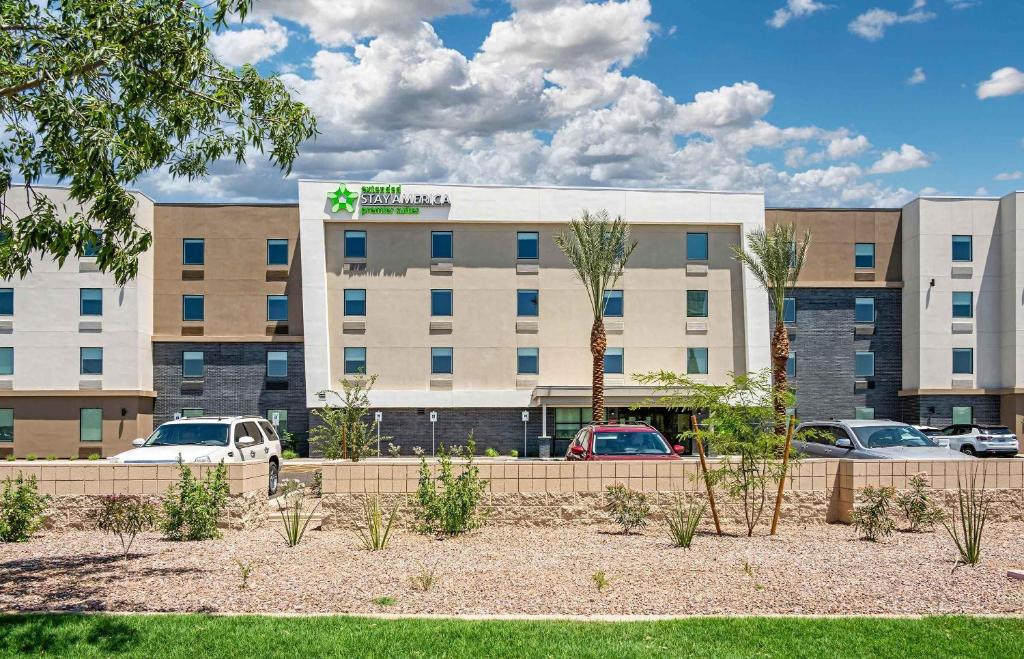 un hotel con le auto parcheggiate davanti di Extended Stay America Premier Suites Phoenix Chandler Airport a Chandler