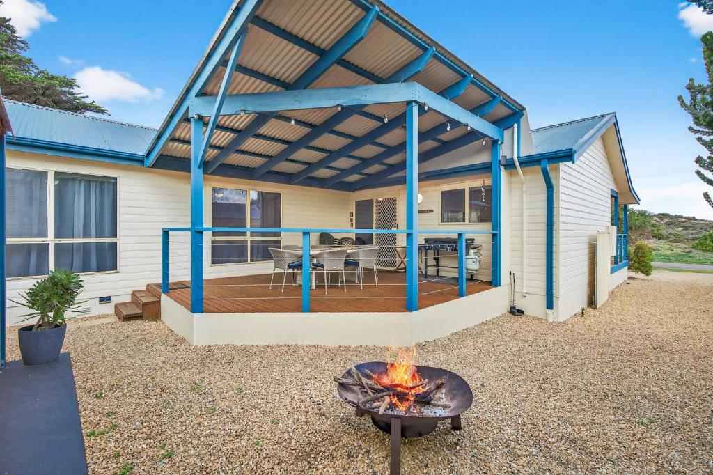 un patio con una hoguera frente a una casa en Beachwood - Fabulous Front-Row Goolwa Beach, Pet Friendly, en Goolwa South