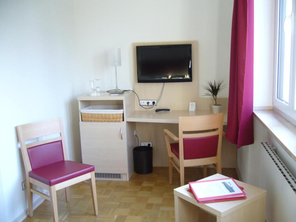 TV a/nebo společenská místnost v ubytování Hotel Alter Kranen
