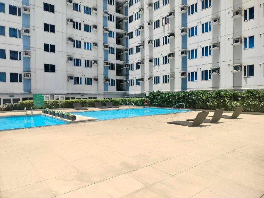 Piscina en o cerca de 5th Floor Tower A 1-Bedroom Unit with Unlimited Internet Access and Netflix
