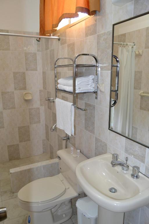 Koupelna v ubytování Urdesa Suites Hotel