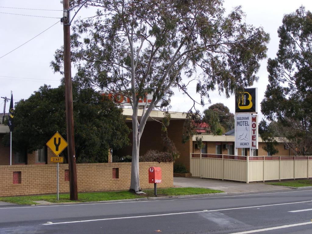 a street with street signs in front of a building at Eaglehawk Motel Bendigo in Bendigo