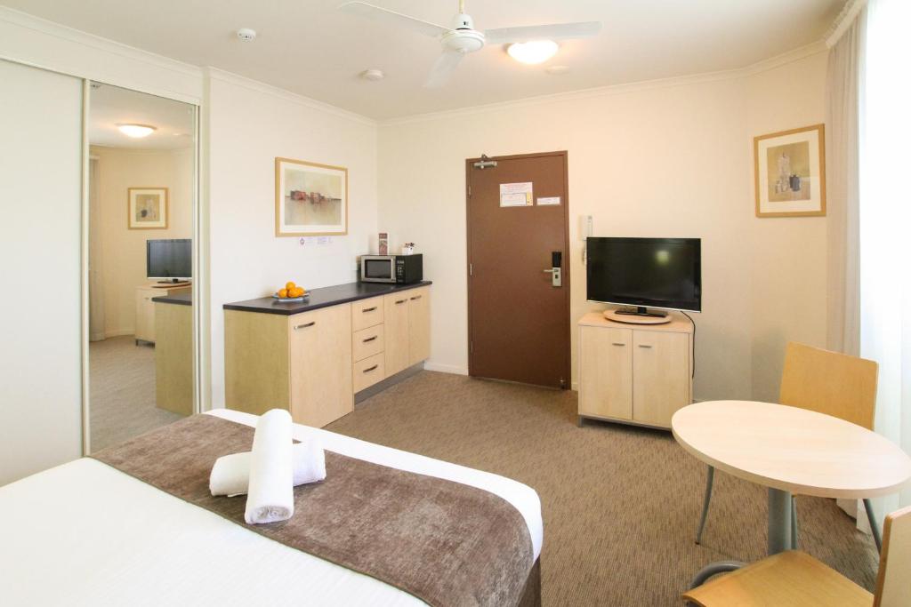 TV a/nebo společenská místnost v ubytování Caloundra Central Apartment Hotel Official