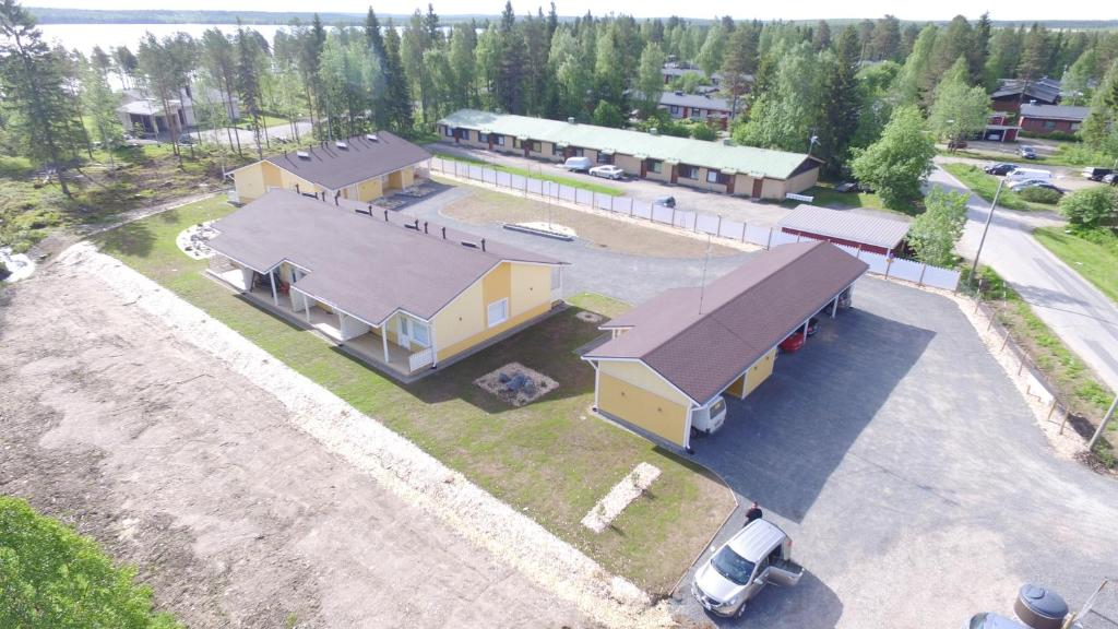 une vue aérienne sur une maison avec un garage dans l'établissement Lapland Koivusto Apartment, à Ranua