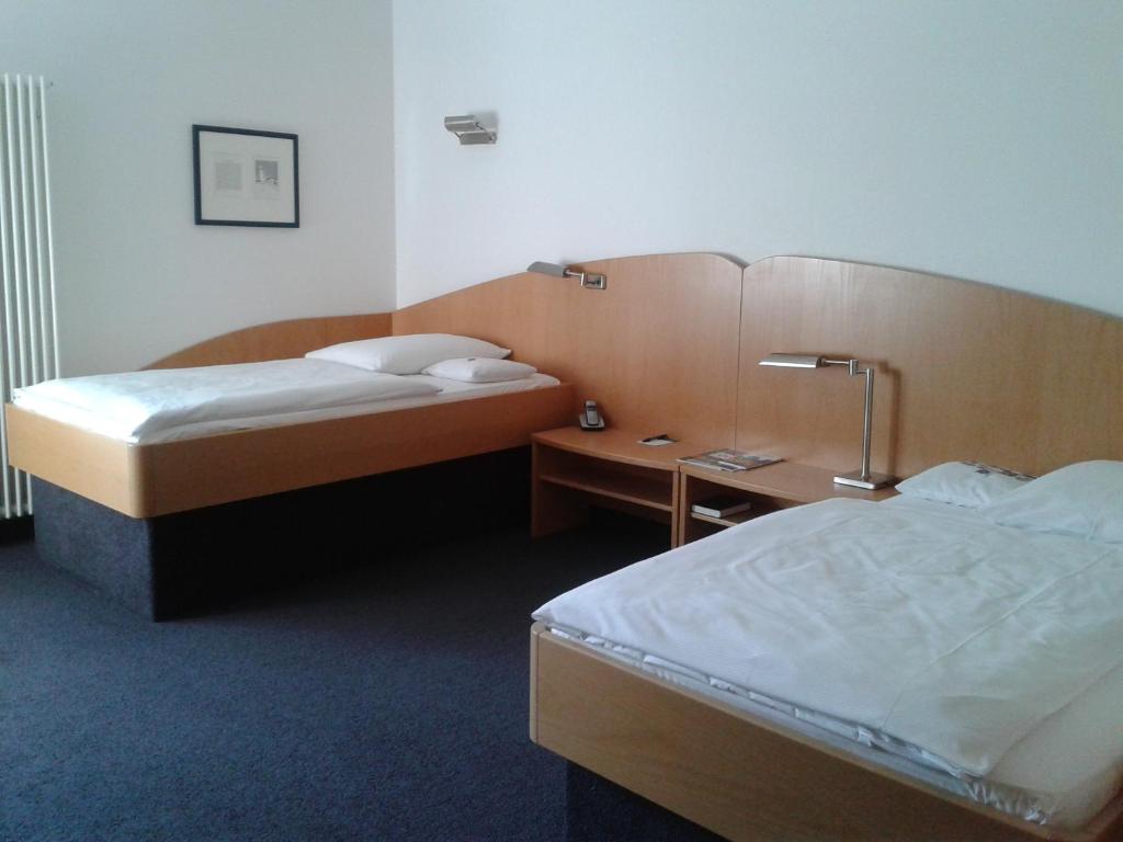 Postel nebo postele na pokoji v ubytování BioHotel Kassel Wilhelmshöher Tor