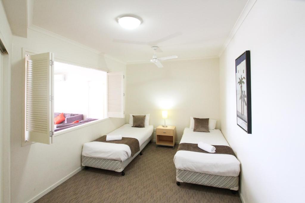 Postel nebo postele na pokoji v ubytování Caloundra Central Apartment Hotel Official
