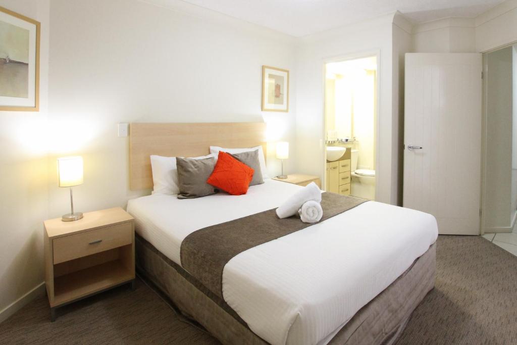 Postel nebo postele na pokoji v ubytování Caloundra Central Apartment Hotel Official