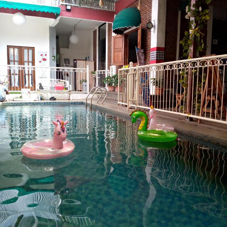 Πισίνα στο ή κοντά στο villa Ambarwati