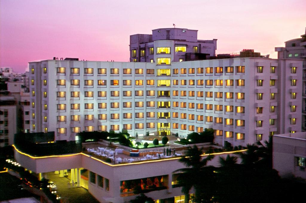 duży biały budynek z oświetleniem w obiekcie Katriya Hotel and Tower w mieście Ameerpet
