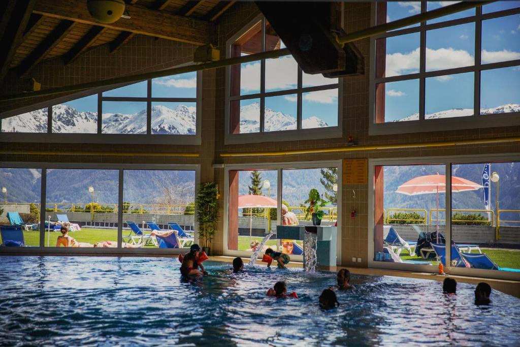 Bazén v ubytování Hôtel Les Bains d'Ovronnaz nebo v jeho okolí