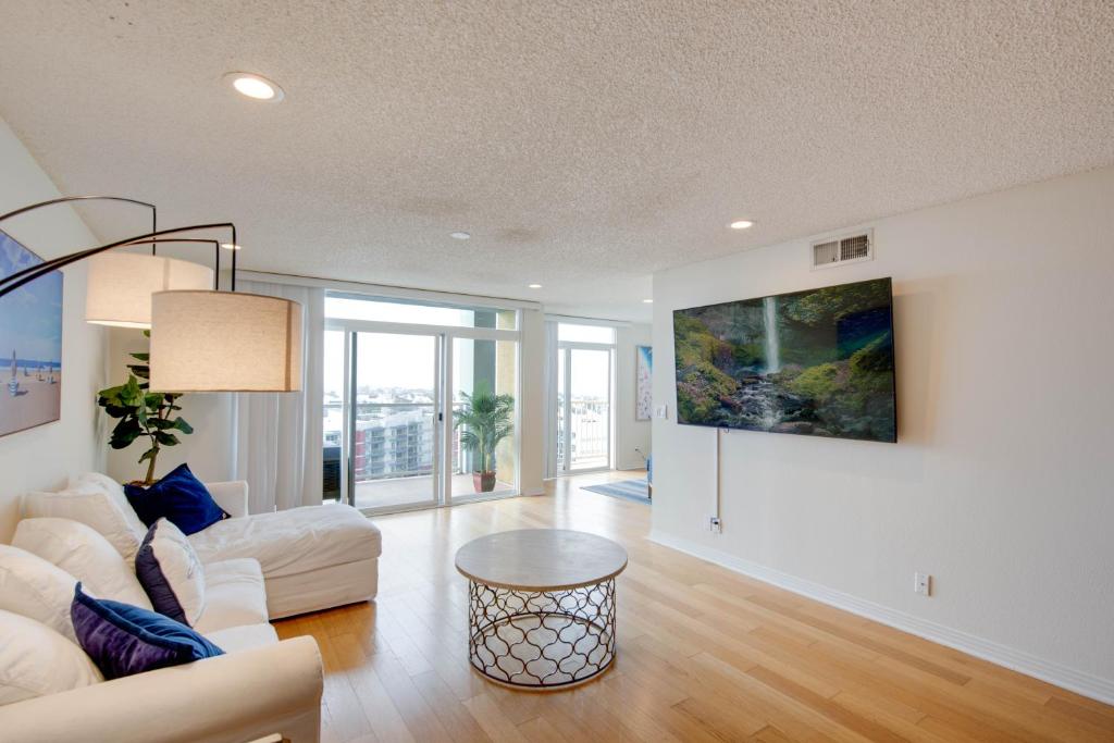 TV a/nebo společenská místnost v ubytování Nautical 2 Bedroom with Beautiful Ocean Views