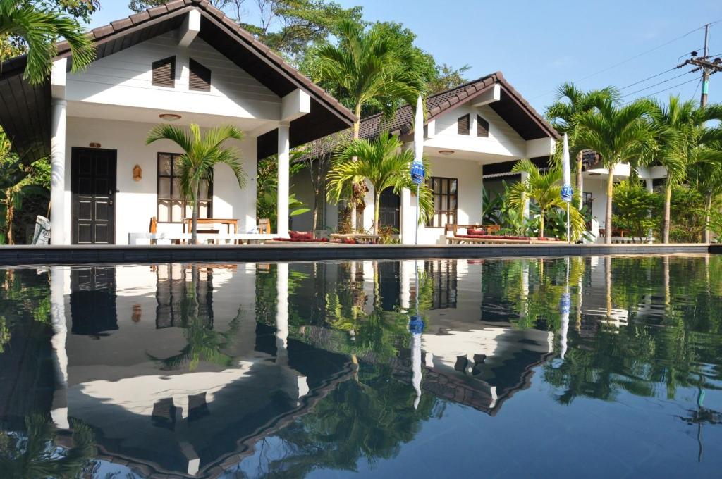 une maison avec une piscine en face de celle-ci dans l'établissement Privacy Resort - Koh Chang, à Ko Chang