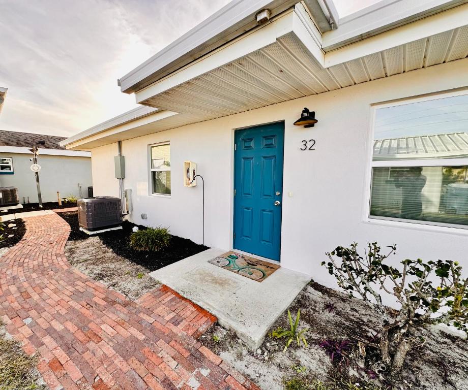 Φωτογραφία από το άλμπουμ του Cottage 32, Flamingo Bungalow - Dora Canal Court - a downtown, waterfront community σε Tavares