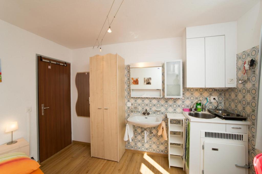 Kuchyň nebo kuchyňský kout v ubytování Chesa Quadrella Zimmer mit Küchenzeile inklusive Bergbahnen im Sommer-ausser Studio