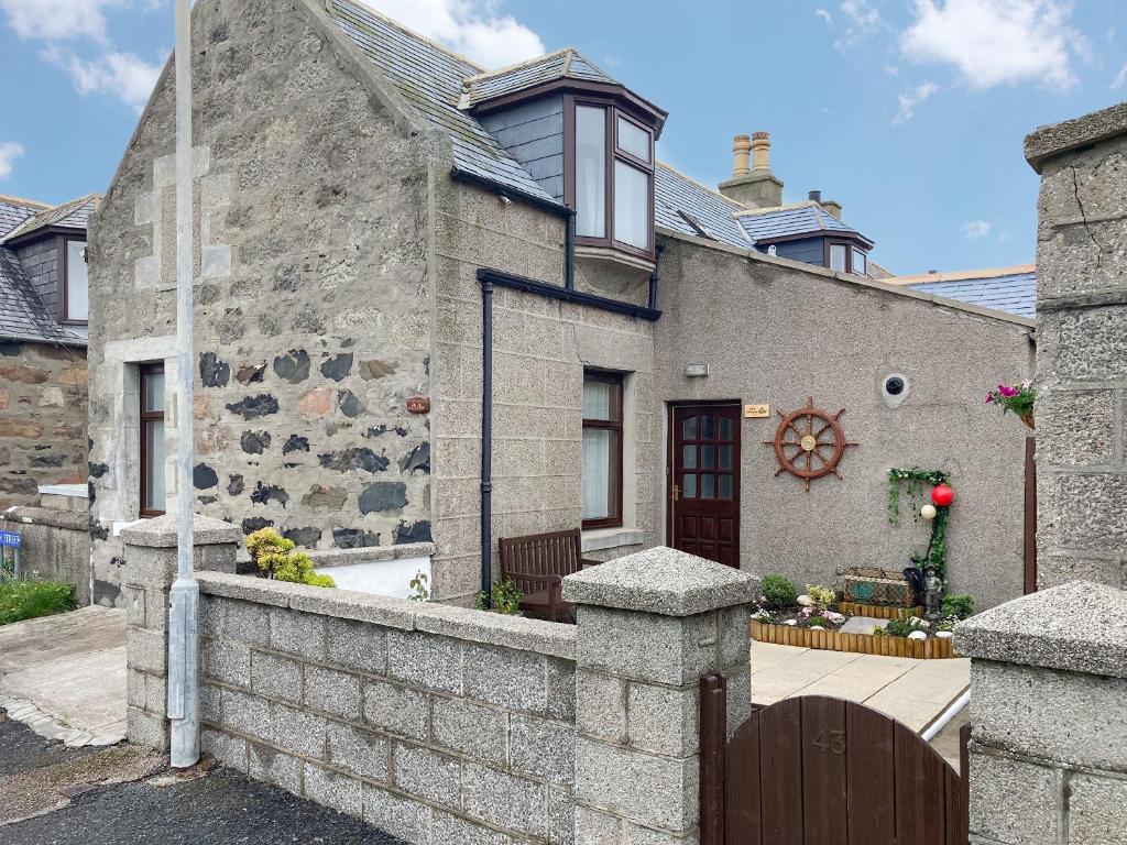 InverallochyにあるSea Breezeの石造りの家