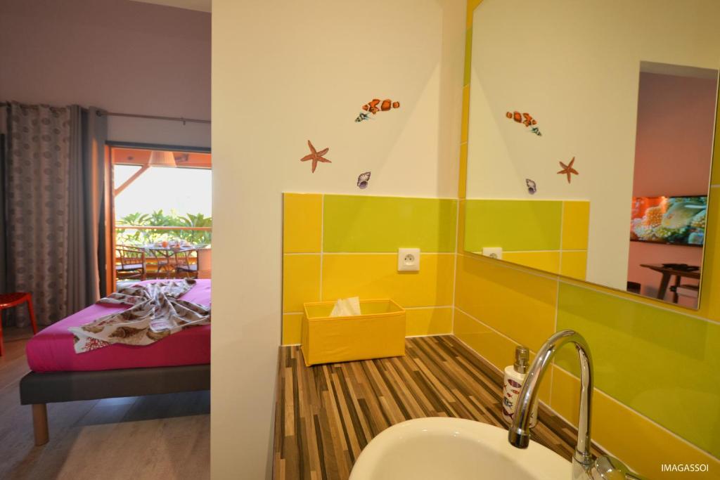 Postel nebo postele na pokoji v ubytování Poz Lagon - chambre d'hôtes - Bungalow pour 2 personnes - Jacuzzi privatif - petit déjeuner - Vue sur le lagon