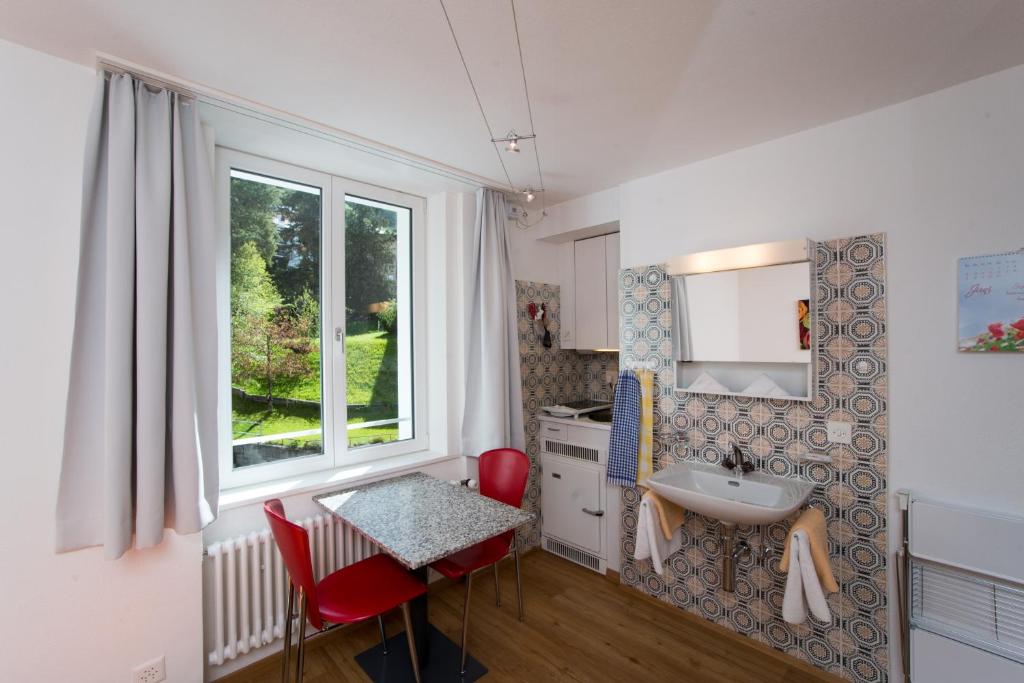 Posezení v ubytování Chesa Quadrella Zimmer mit Küchenzeile inklusive Bergbahnen im Sommer-ausser Studio