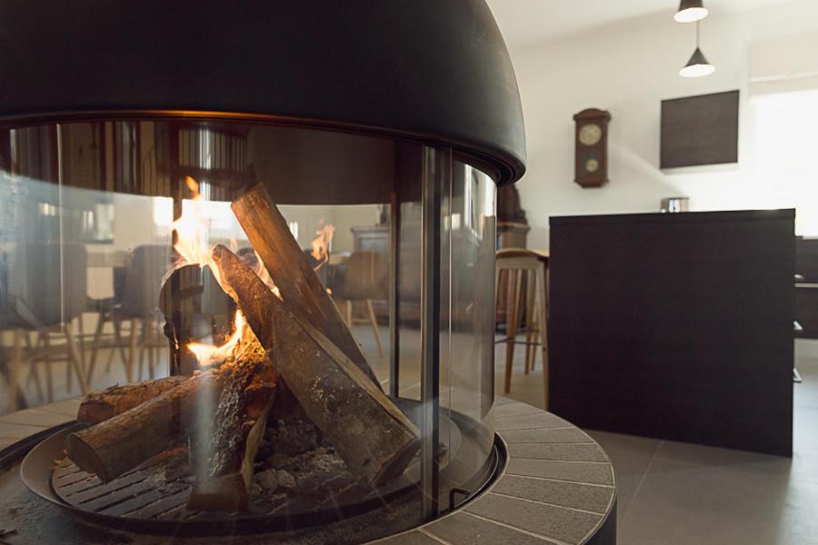 - une cheminée dans une pièce avec une cheminée dans l'établissement Viitina vesiveski, à Rõuge