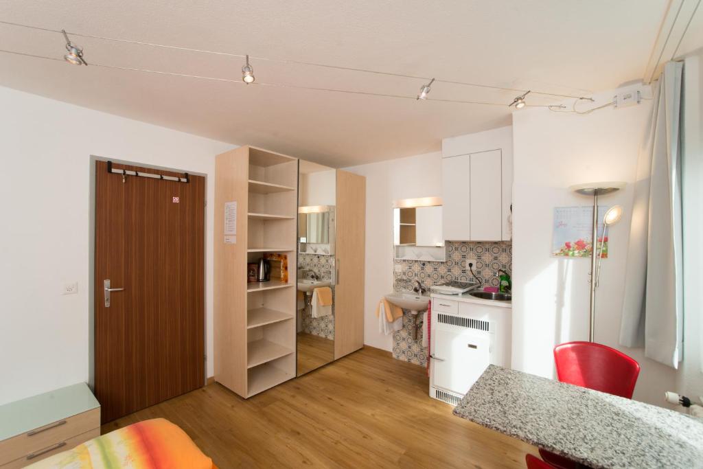 Kuchyň nebo kuchyňský kout v ubytování Chesa Quadrella Zimmer mit Küchenzeile inklusive Bergbahnen im Sommer-ausser Studio
