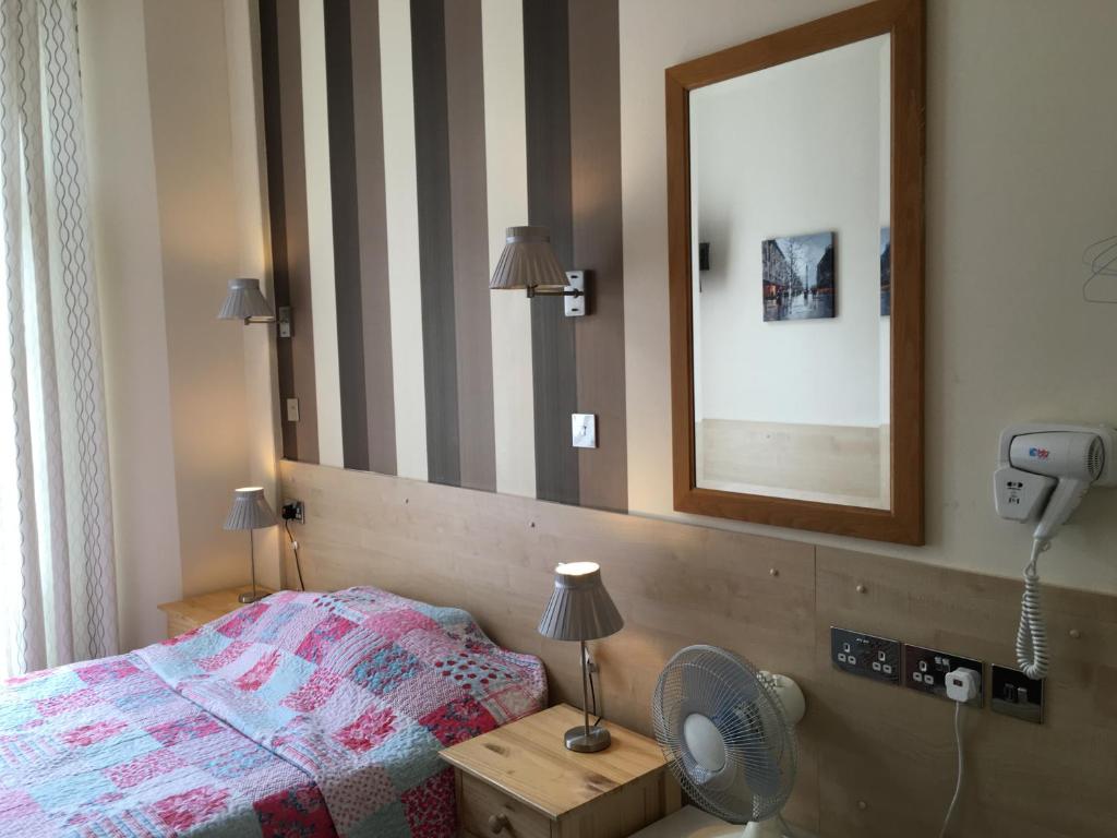 Postel nebo postele na pokoji v ubytování St George Hotel