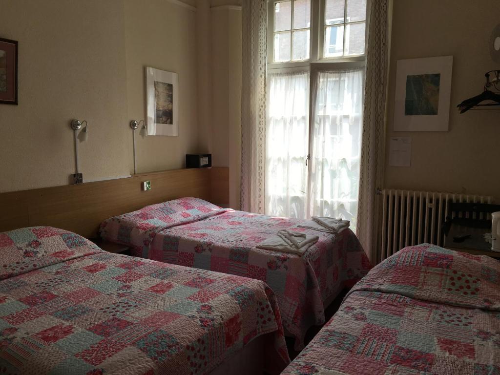 Postel nebo postele na pokoji v ubytování St George Hotel