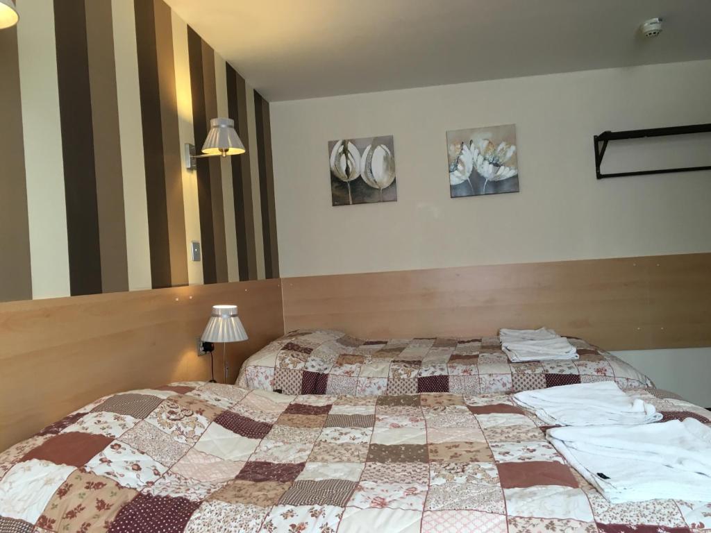 Postel nebo postele na pokoji v ubytování St George Hotel