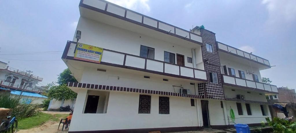 a building with a balcony on top of it at Dharmik guest house in Bodh Gaya