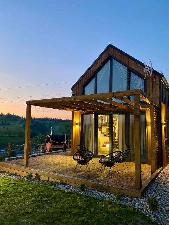 una casa con una terraza con dos sillas en Dotyk Tatr, en Rzepiska