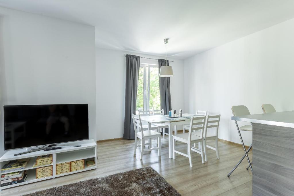 Televízia a/alebo spoločenská miestnosť v ubytovaní OMI Apartments