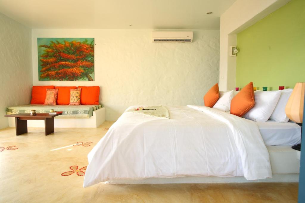 Postel nebo postele na pokoji v ubytování Vacation Village Phra Nang Lanta - SHA Extra Plus