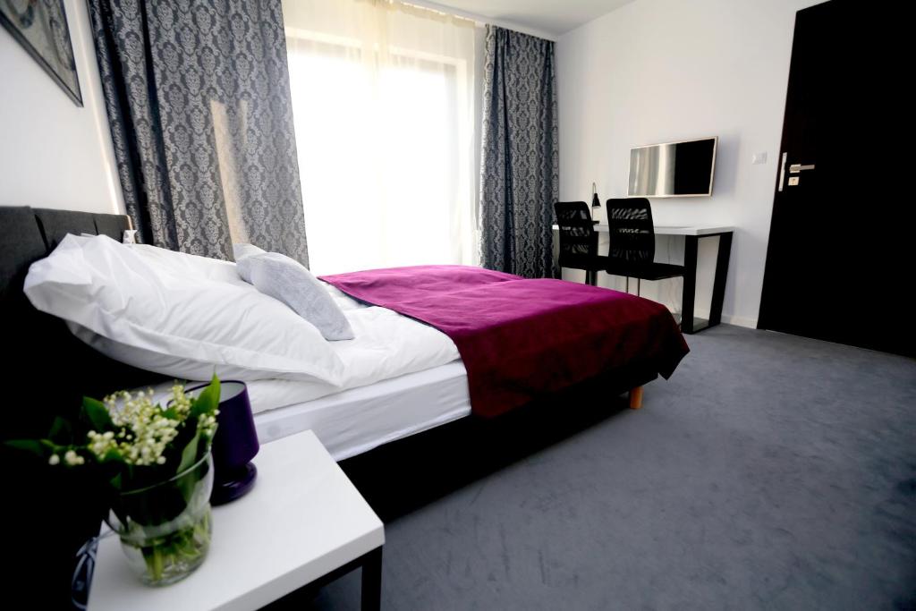 een hotelkamer met een bed en een raam bij Pure Apartments Kraków in Krakau