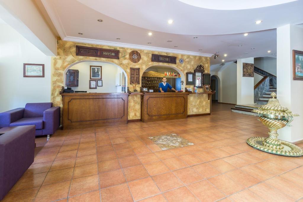 The lobby or reception area at Hotel Club Phellos