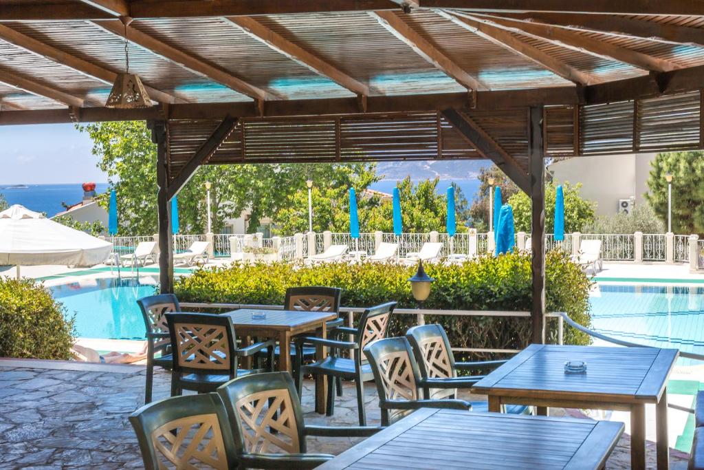 The swimming pool at or close to Hotel Club Phellos