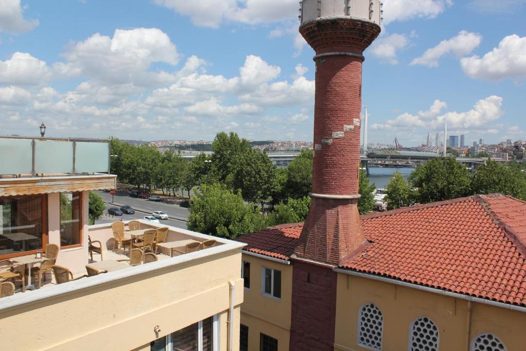 ceglany komin na dachu budynku w obiekcie Gorur Suite w Stambule