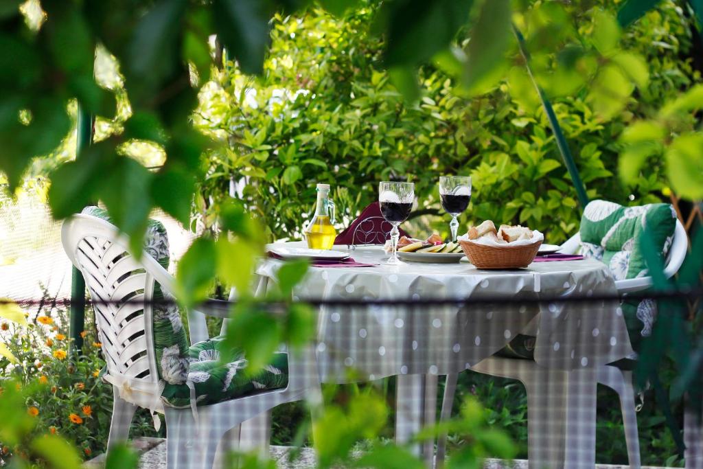 stół z dwoma kieliszkami wina w obiekcie Apartments Lavel w Trogirze