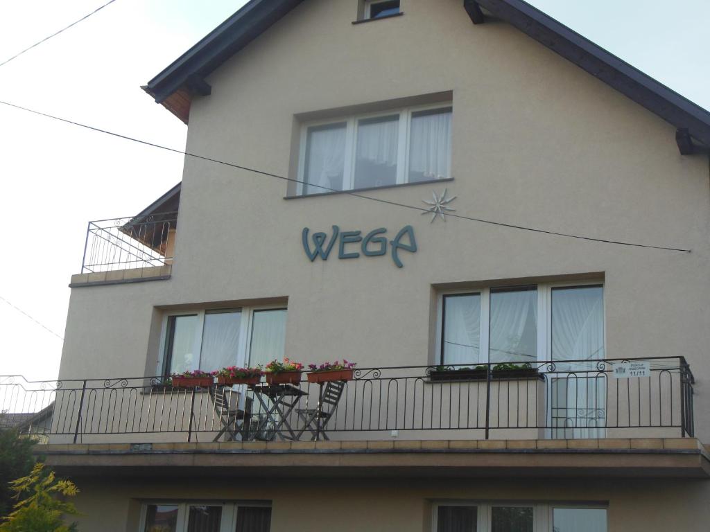 un edificio con las palabras weba en su lado en Apartament Wega, en Władysławowo